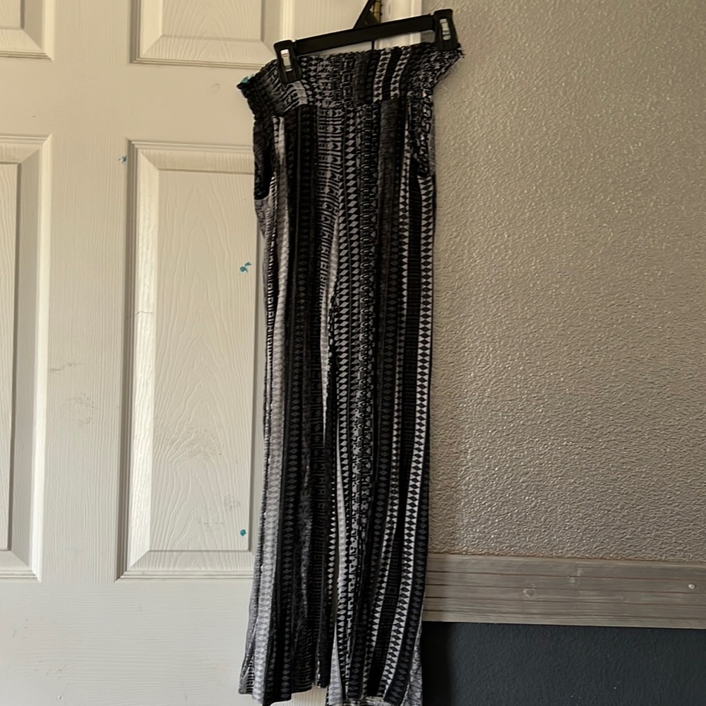 Flared pants with pockets. Stripes elongate you